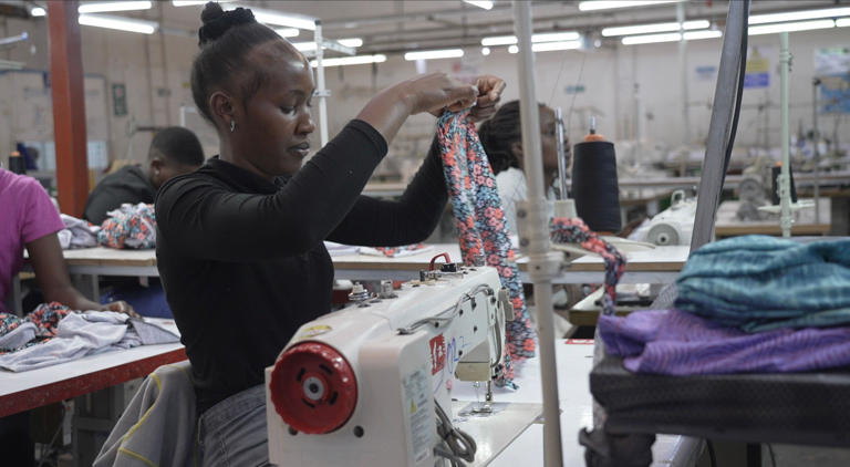 Семья Джоан Вамбуи полагается на деньги, которые она зарабатывает, работая в Shona EPZ