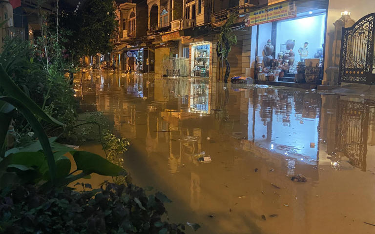 Sau một đêm, lũ trên sông Hồng dâng tới nóc nhà dân