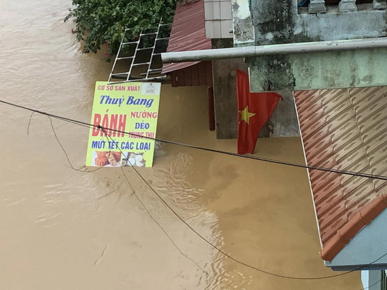 Theo người dân đây là một trong những trận lũ lớn gần bằng năm 2008 - Ảnh: NGUYỄN THANH MIỀN