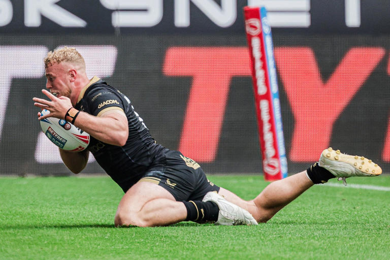 Jack Ashworth in try scoring action for Hull FC in 2025. Picture: Alex Whitehead/SWpix.com