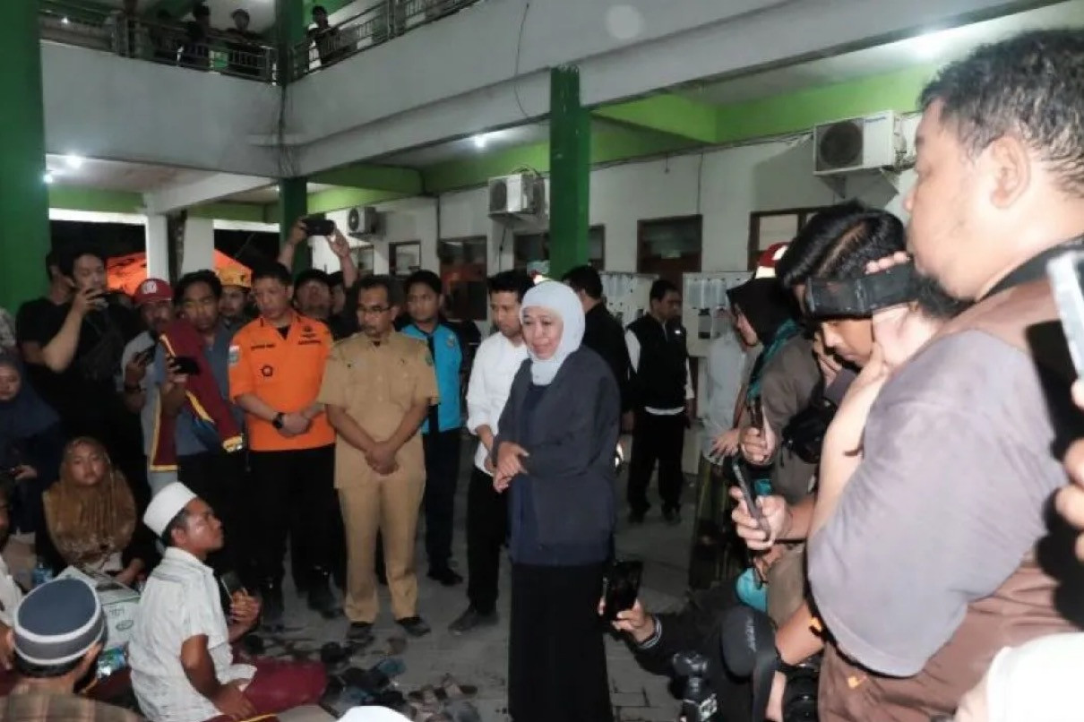 Khofifah Jamin Biaya Pengobatan Korban Ambruk Musala Ponpes Al Khoziny