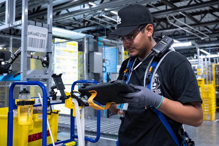How robots help Amazon employees at Woodburn distribution center find ...