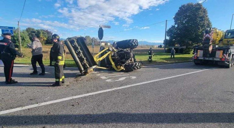 Incidente tra un camion e un trattore. Il mezzo agricolo si ribalta ...
