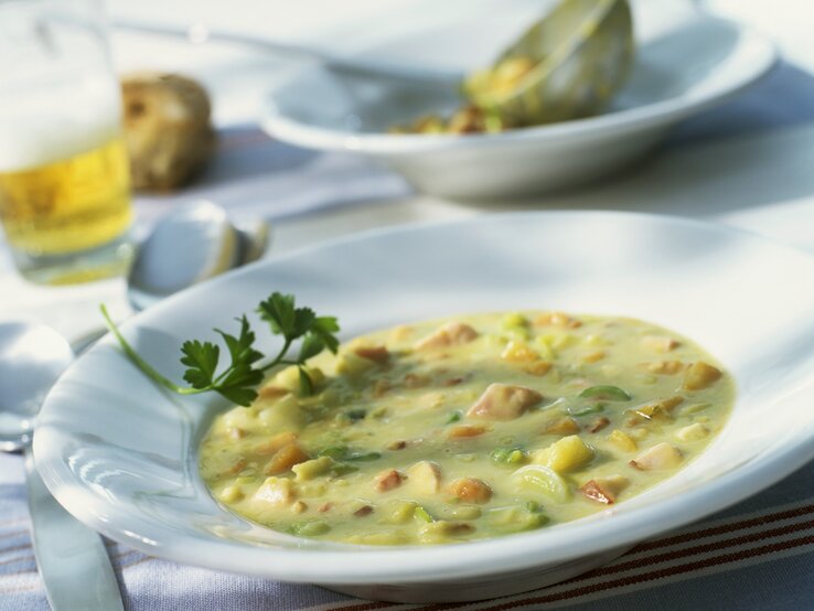 Erbsensuppe mit Würstchen: Schlemmen wie bei Oma!