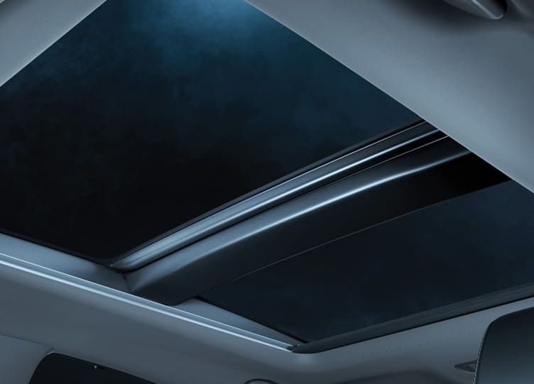 New Camry 2.5 V AT kini menggunakan panoramic roof, bukan sunroof seperti model lamanya. Istimewa