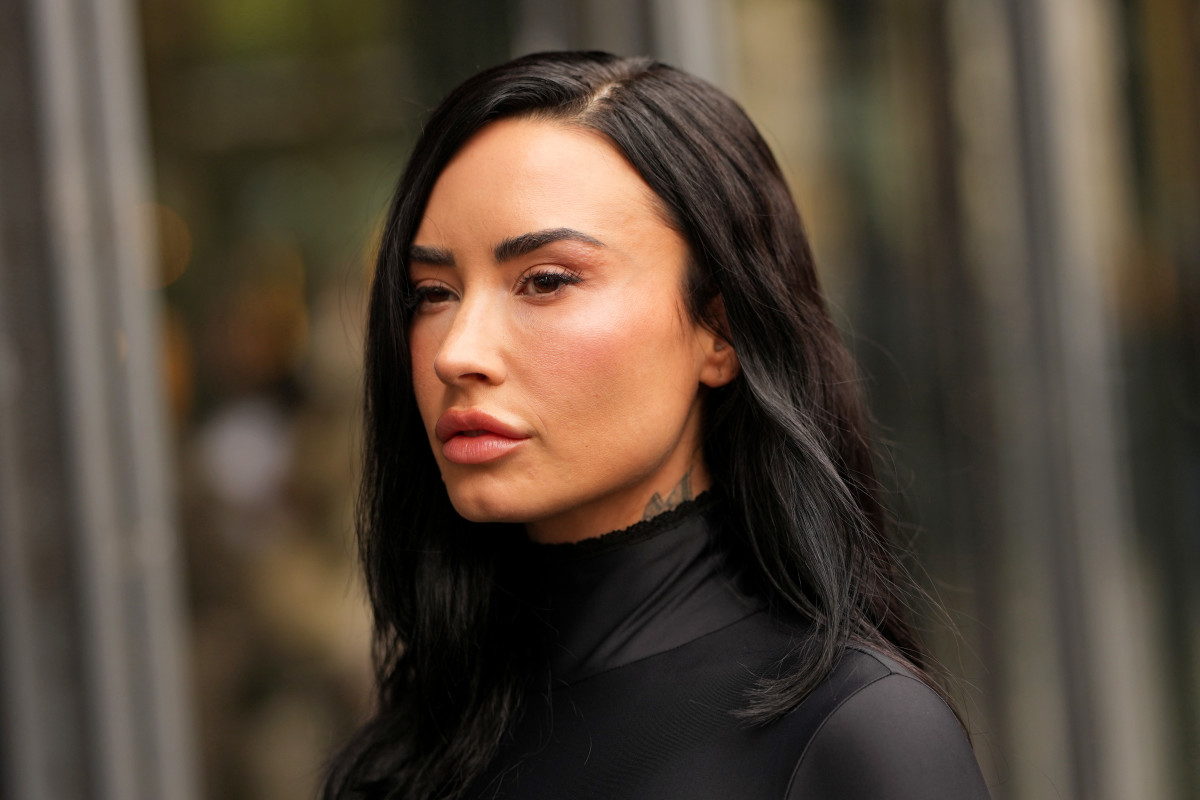 Demi Lovato Steals the Spotlight With Sultry Outfit at Paris Fashion Week(02)