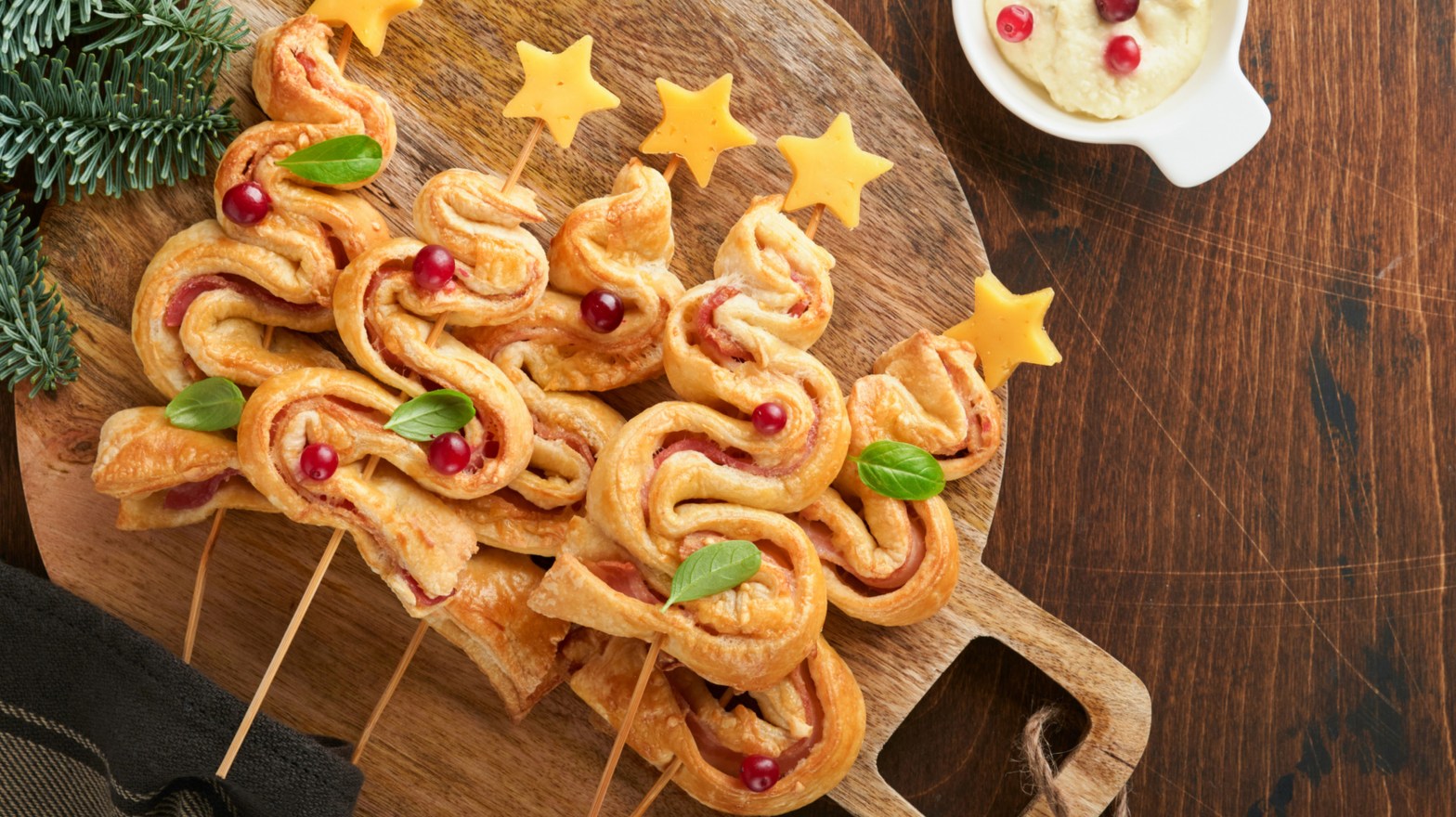 Blätterteig-Tannenbaum-Spieße mit Käse &amp; Schinken: Das perfekte Fingerfood