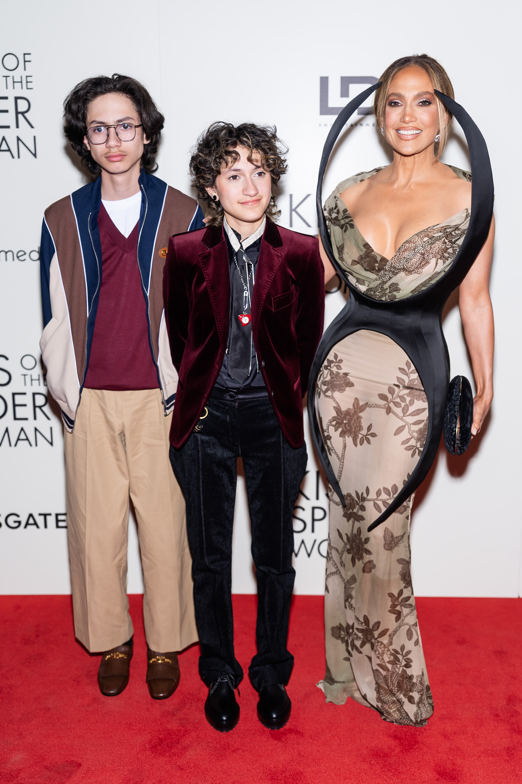 Jennifer Lopez’s twins, Emme and Max, 17, make rare red carpet(02)