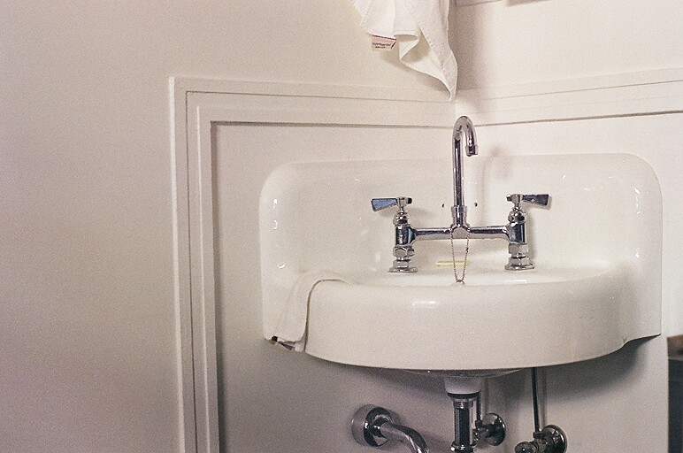 Small bathroom layouts with storage ideas