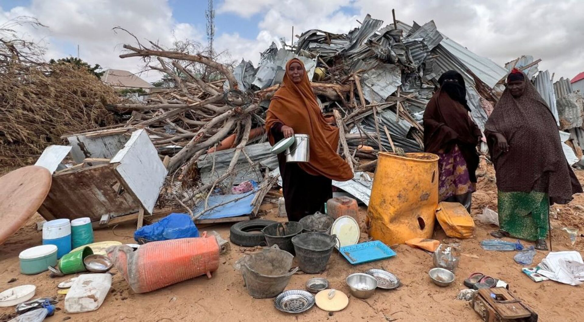 Somalia evictions: Anger in Mogadishu as government bulldozers demolish ...