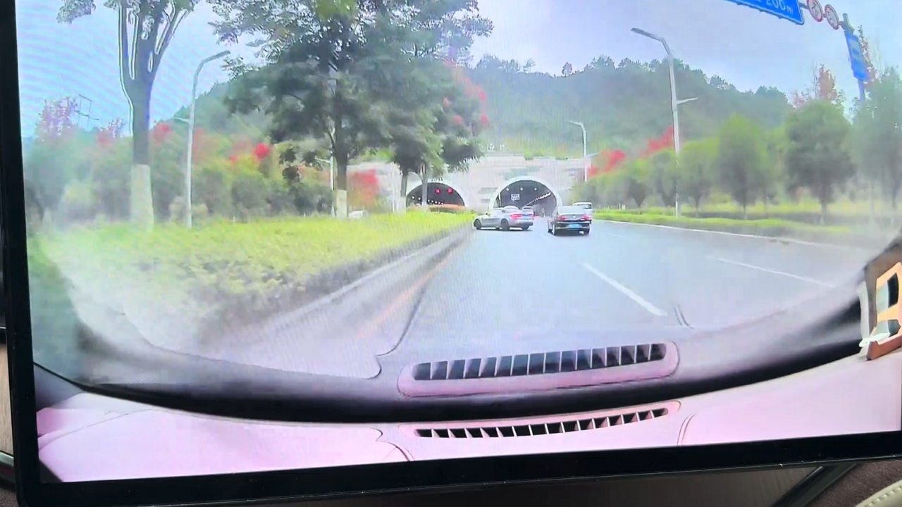 Speeding car loses control and crashes into central divider in Jiangsu ...