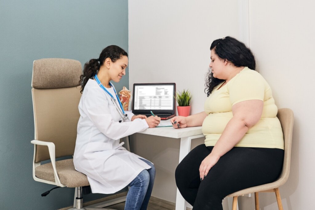 A obesidade em pessoas com psoríase está associada à menor eficácia terapêutica e a pior bem-estar físico e funcional (Imagem: Peakstock | Shutterstock)