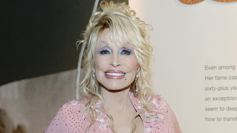 dolly-parton-s-natural-hair-is-gorgeous-but-her-reason-for-wearing-wigs
