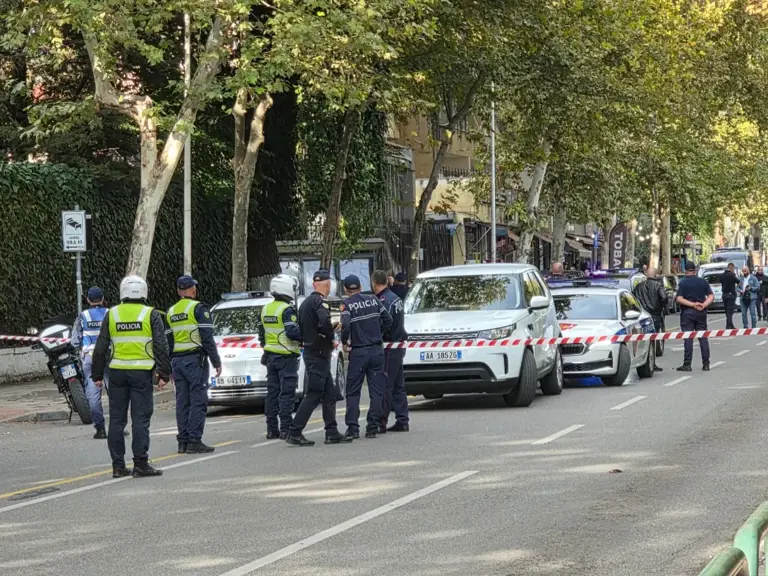 Polícia isola área em frente ao tribunal de Tirana após assassinato do juiz Astrit Kalaja. (Foto: X)