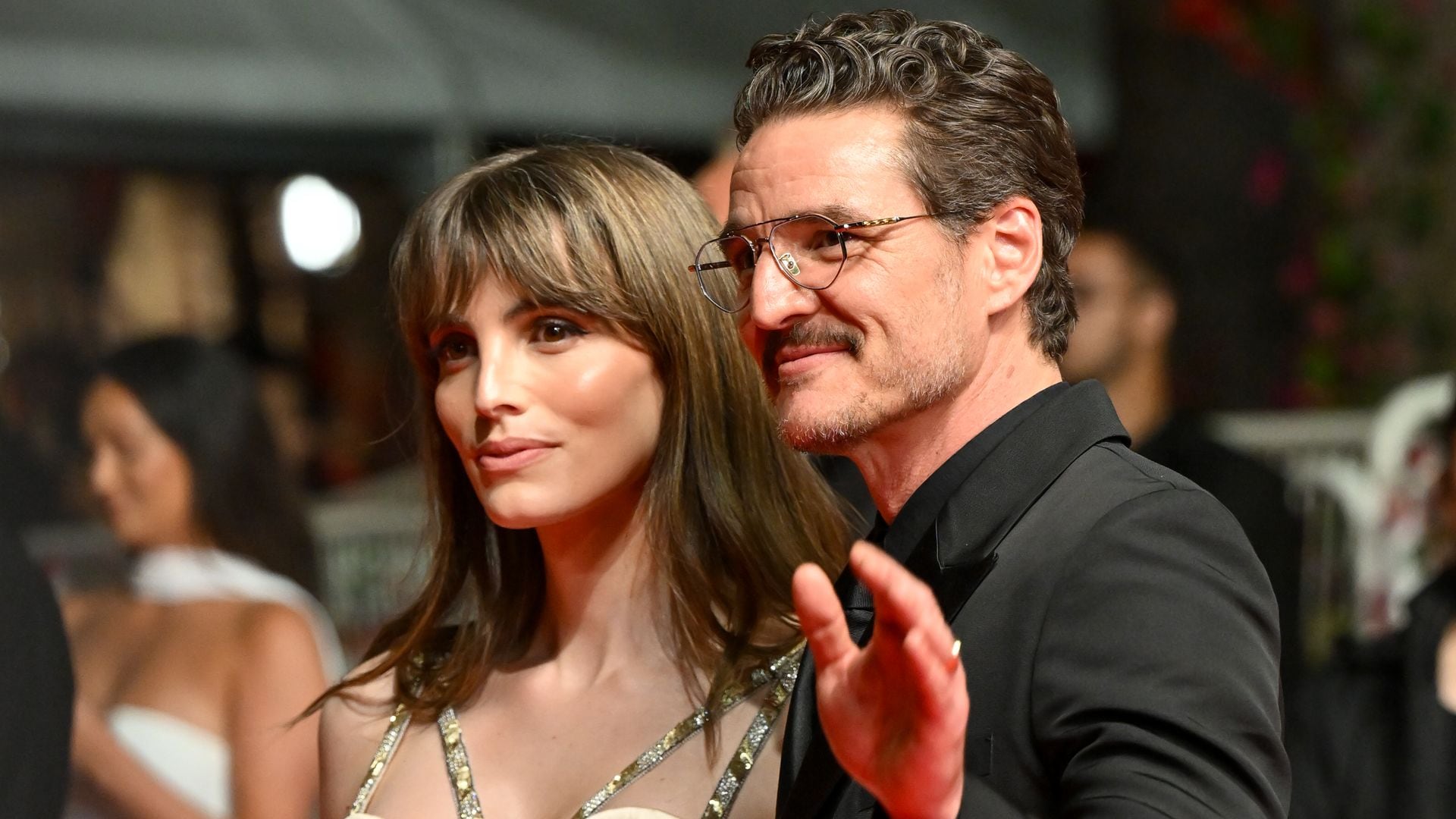 Pedro Pascal ‘tearing up’ as sister Lux shines at Paris Fashion Week(02)