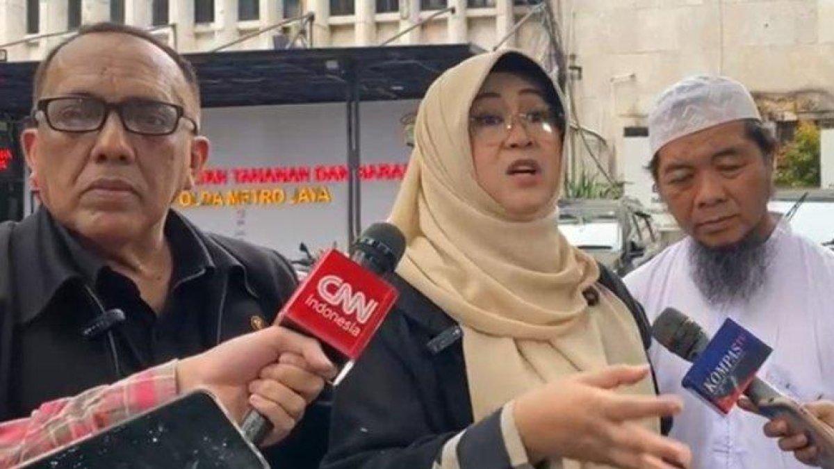POLEMIK IJAZAH JOKOWI - Tifauzia Tyassuma alias Dokter Tifa di Mapolda Metro Jaya, Kebayoran Baru, Jakarta Selatan, Jumat (11/7/2025). Kedatangannya untuk memenuhi panggilan penyidik terkait kasus tudingan ijazah palsu Presiden ke-7 RI, Joko Widodo. (WartaKota)