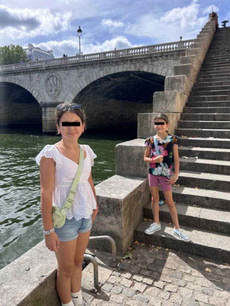 Niña que murió tras surfear en el metro de NY publicaba videos tendida sobre las vías del tren en TikTok