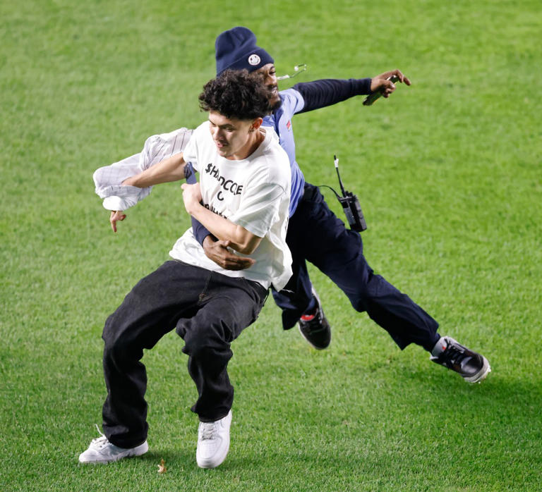 Two Yankees fans get destroyed by security after running onto field in(01)
