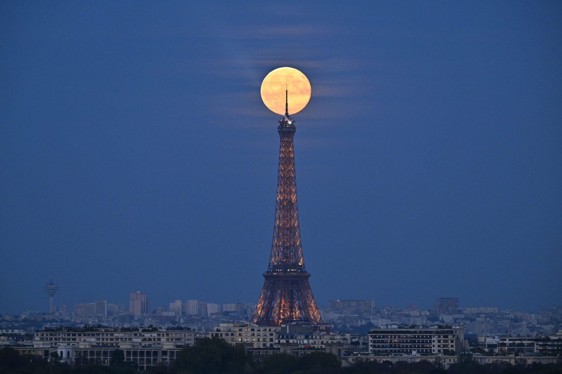 Harvest Moon lights up skies around the world