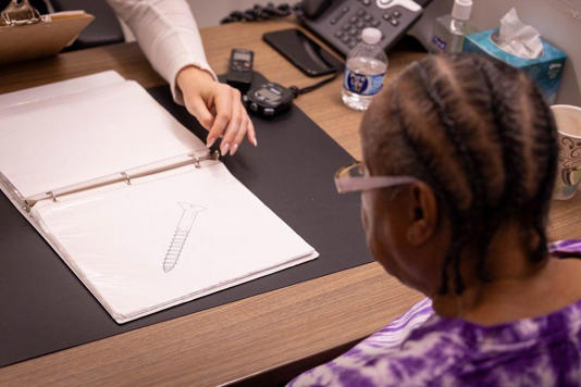 La superanciana Yvonne Gregwor en una prueba en la que se muestran ilustraciones de objetos y la persona debe recordar los nombres lo más rápido que pueda.