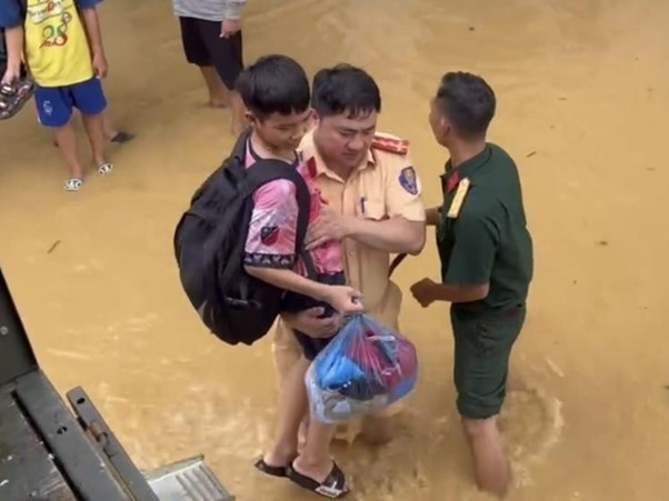 Hà Nội: Khẩn trương sơ tán người dân vùng ngập tại xã Trung Giã đến nơi an toàn