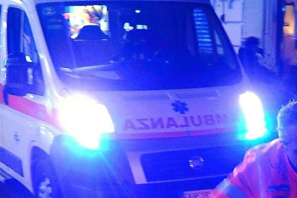 Scontro frontale tra due auto e un trattore nel Grossetano, un morto