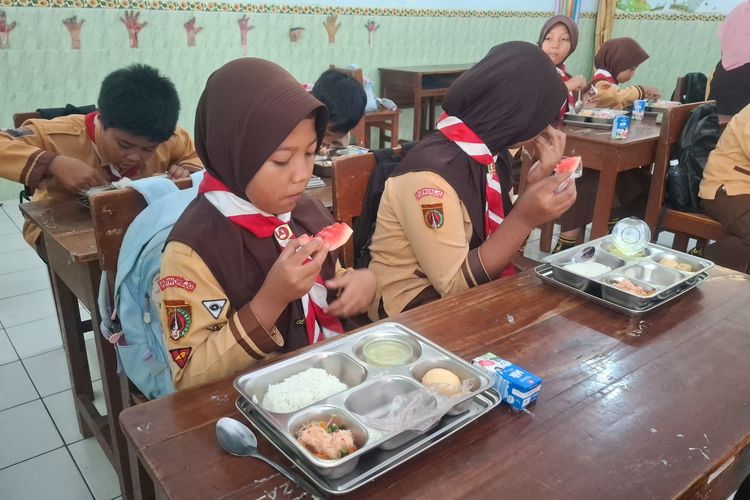 Tepis Mitos MBG, BGN: Banyak Anak Baru Minum Susu Pertama Kali