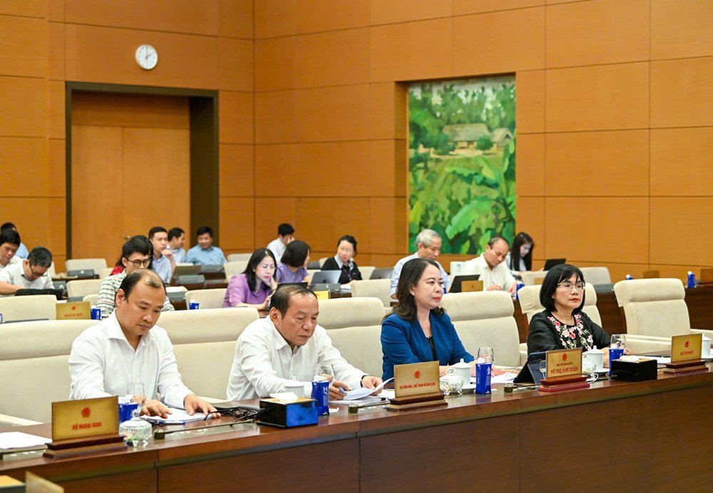 Phó Chủ tịch nước Võ Thị Ánh Xuân (thứ hai từ phải sang), Bộ trưởng Bộ VHTTDL Nguyễn Văn Hùng, Thứ trưởng Thường trực Bộ VHTTDL Lê Hải Bình tại phiên họp