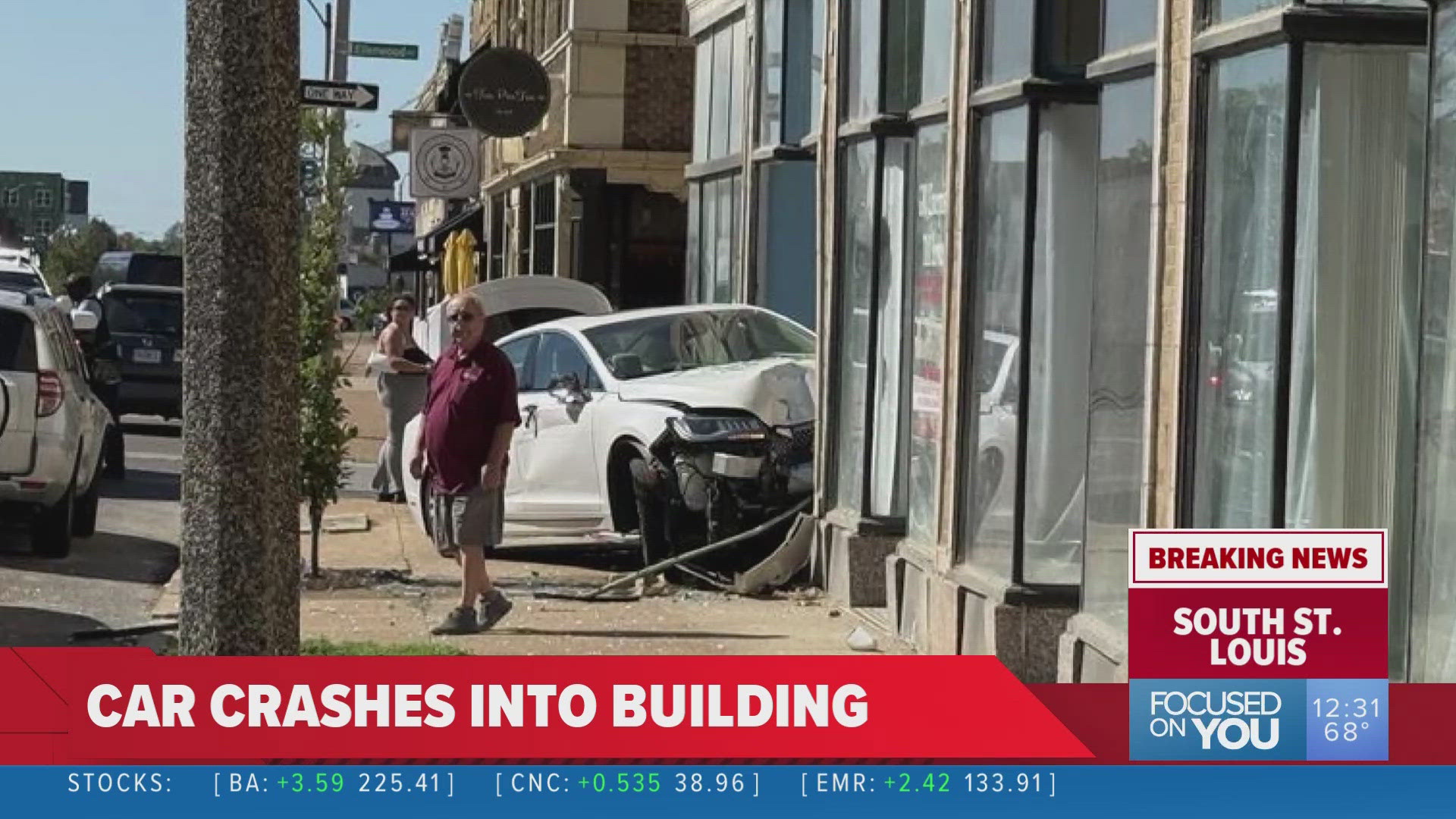 Car crashes into building in south St. Louis