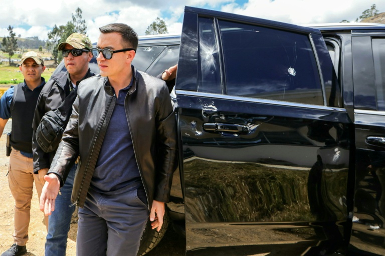 El presidente de Ecuador, Daniel Noboa, baja del vehículo en el que viajaba tras recibir disparos el 7 de octubre de 2025 en Cañar