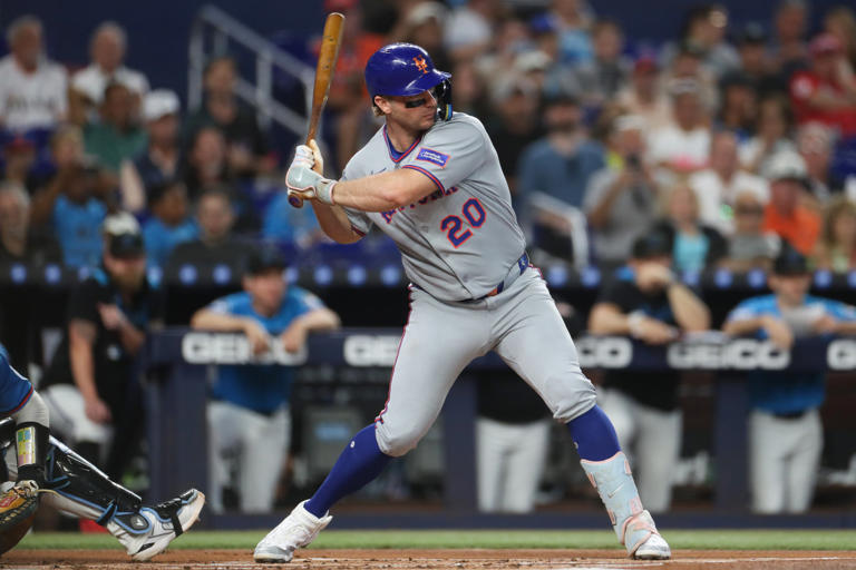 MIAMI, FLORIDA – SEPTEMBER 28: Pete Alonso #20 of the New York Mets bats against the Miami Marlins during the first inning at loanDepot park on September 28, 2025 in Miami, Florida. (Photo by Tomas Diniz Santos/Getty Images)