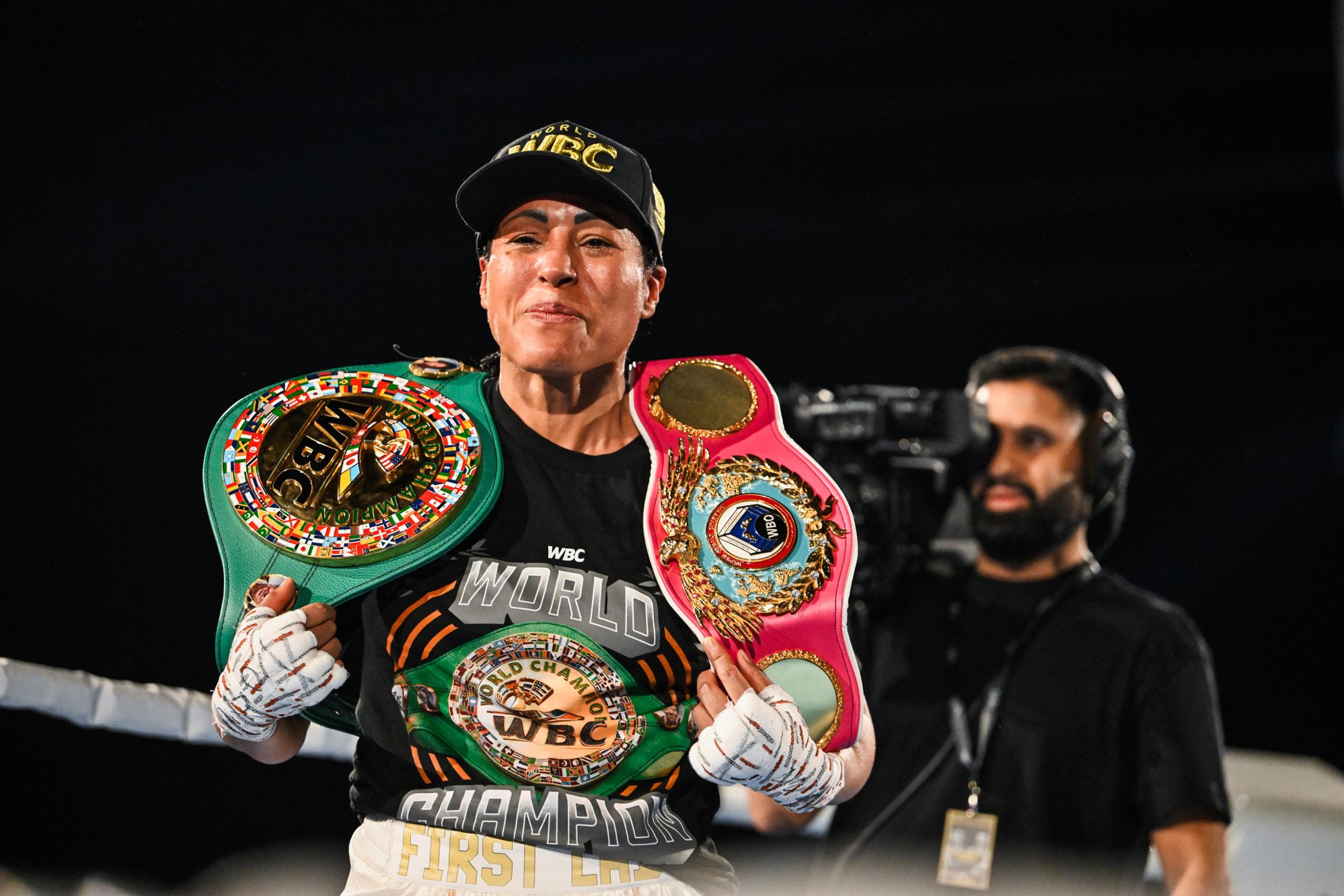 Lillestrøm 20251004.  Cecilia Brækhus med beltene hun vant etter kampen mot slovenske Ema Kozin under boksestevnet The Final Bell i Nova Spektrum lørdag. Foto: Annika Byrde / NTB