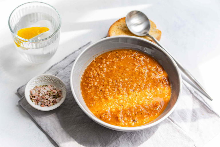 A dietitian shares the 7 healthiest soups that also keep you full