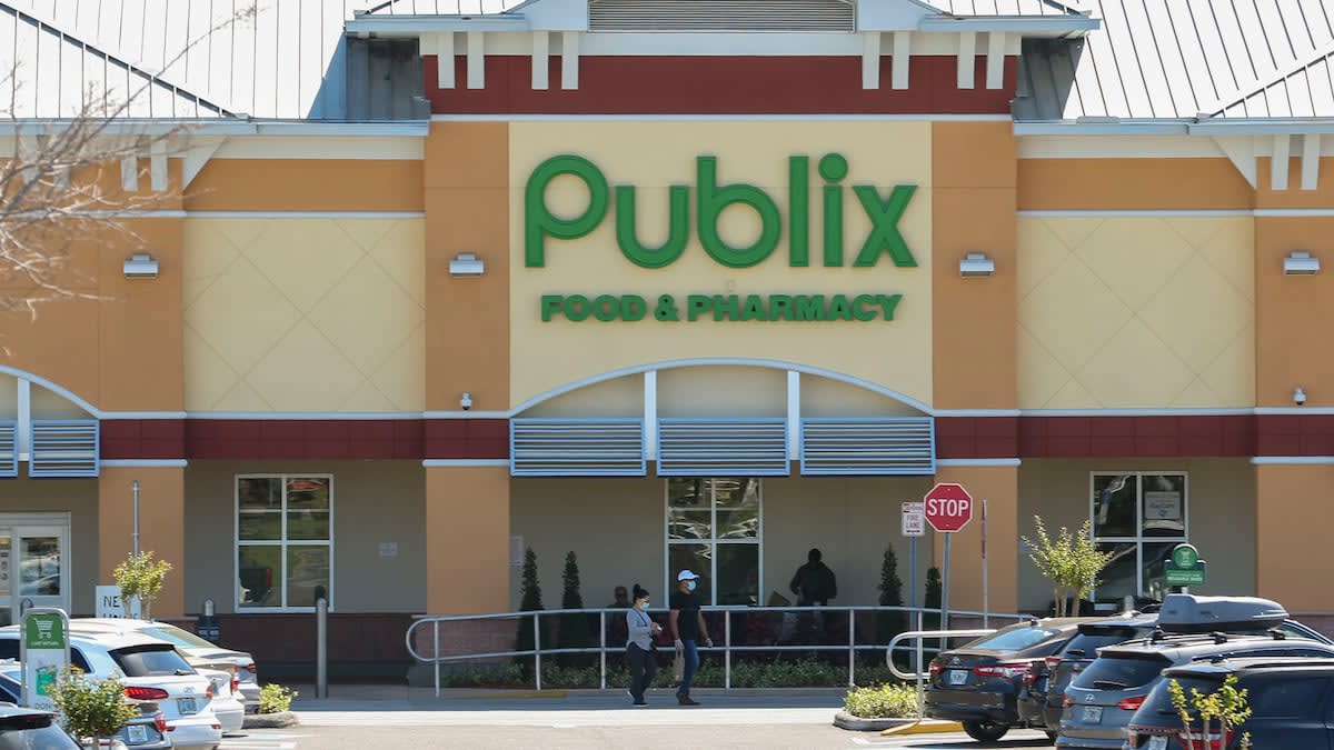 Florida allows open carry of guns, so Publix does too, workers say(02)