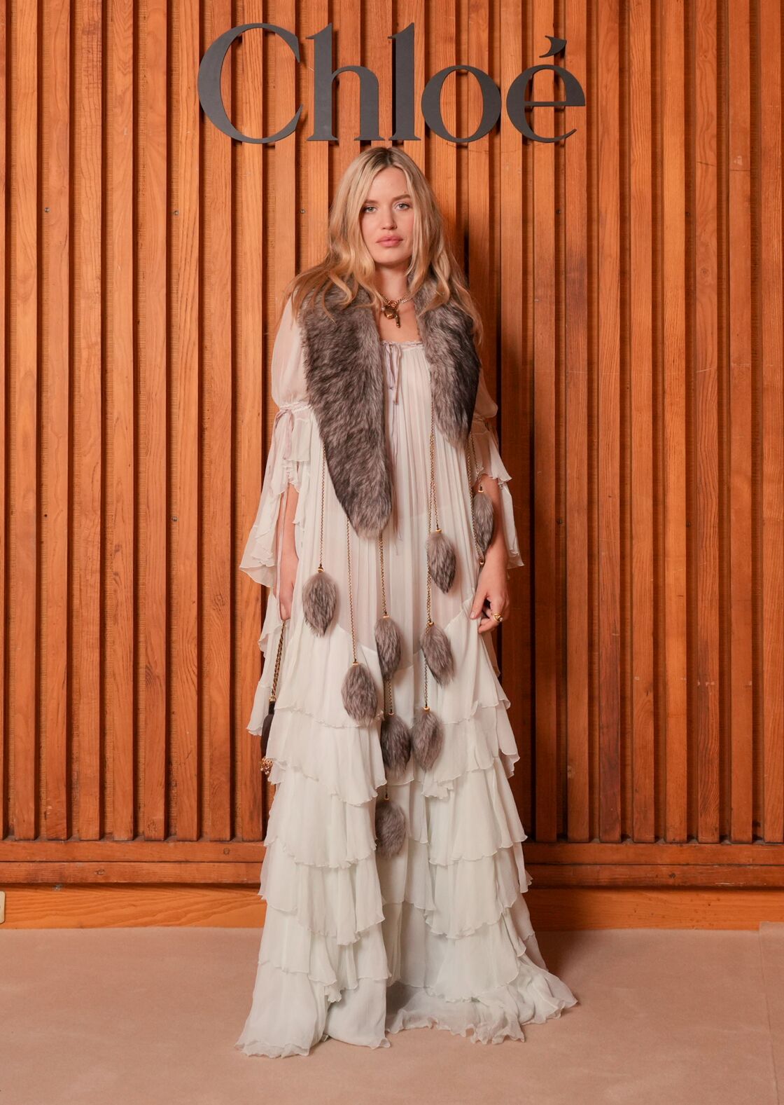 Cette robe longue qui était partout pendant la Fashion Week sera tendance tout l'automne-hiver