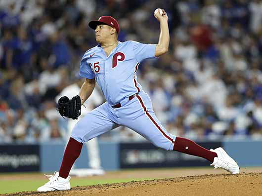 Ranger Suárez a punto de lanzar la bola. (AFP)