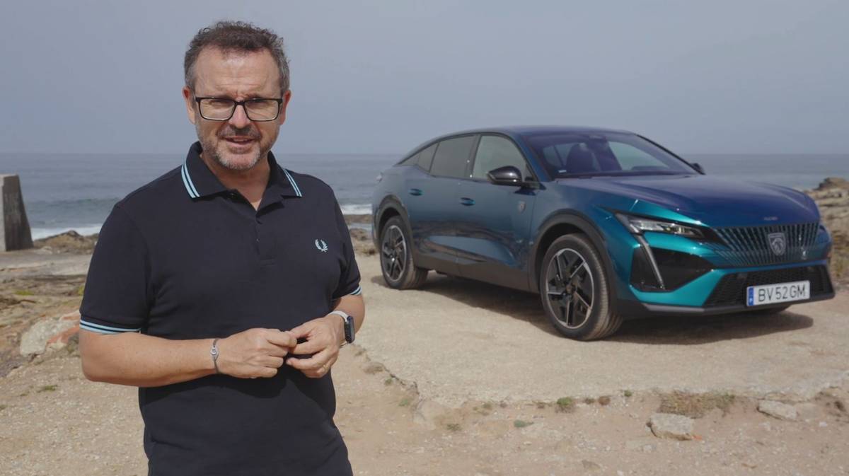 Ao volante do Peugeot 408, que agora também é elétrico