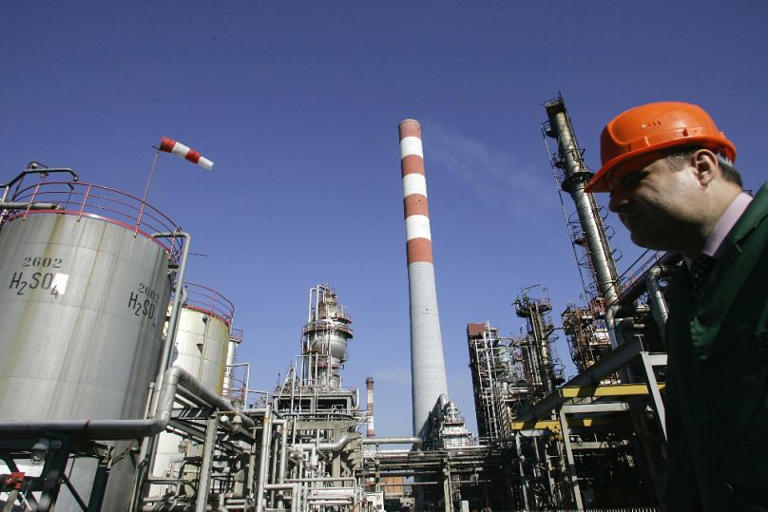 Shortages and price rises: US sanctions Serbia's main oil supplier over