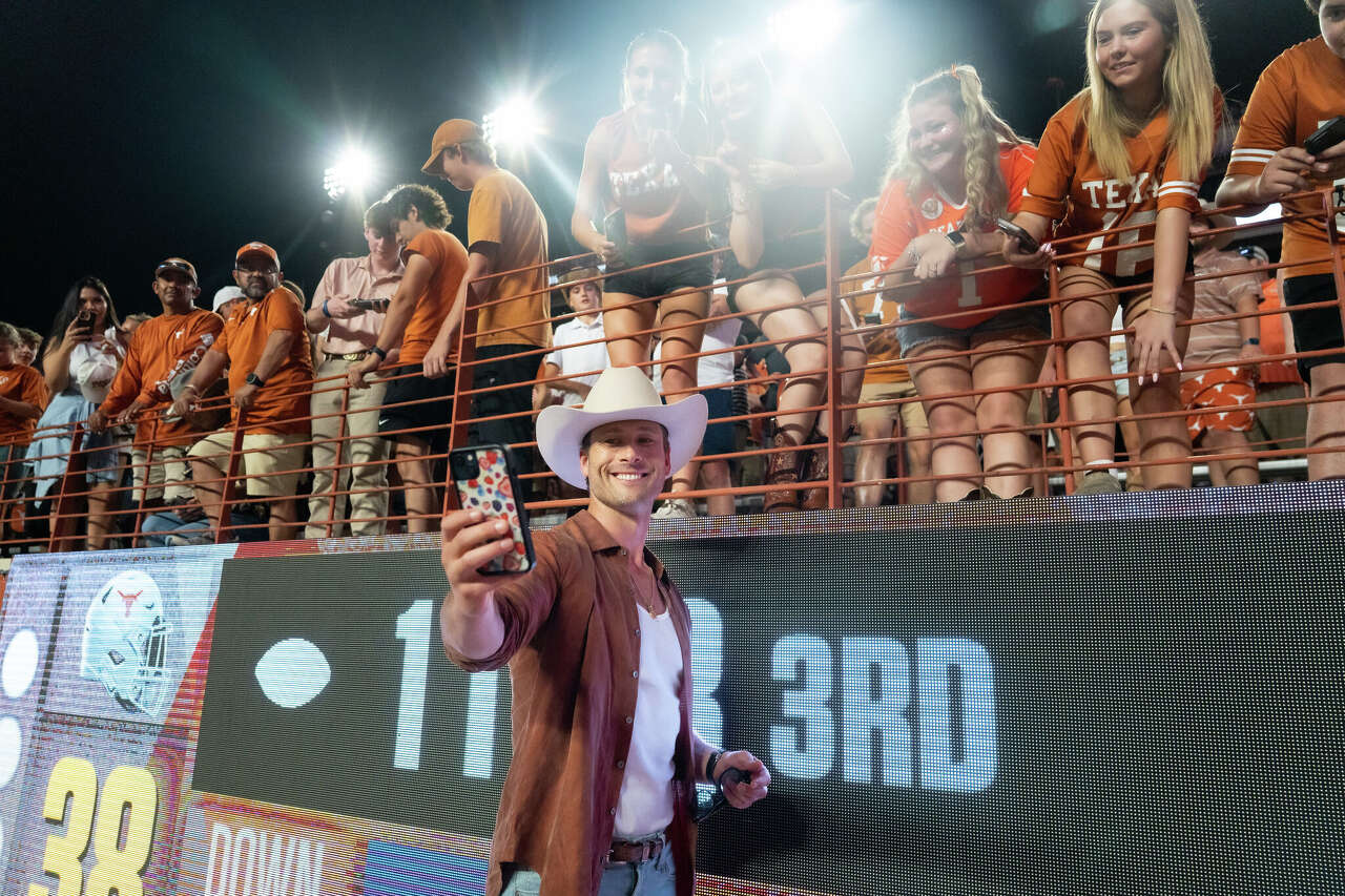 Glen Powell recorre los bares de Austin antes del estreno del thriller de A24