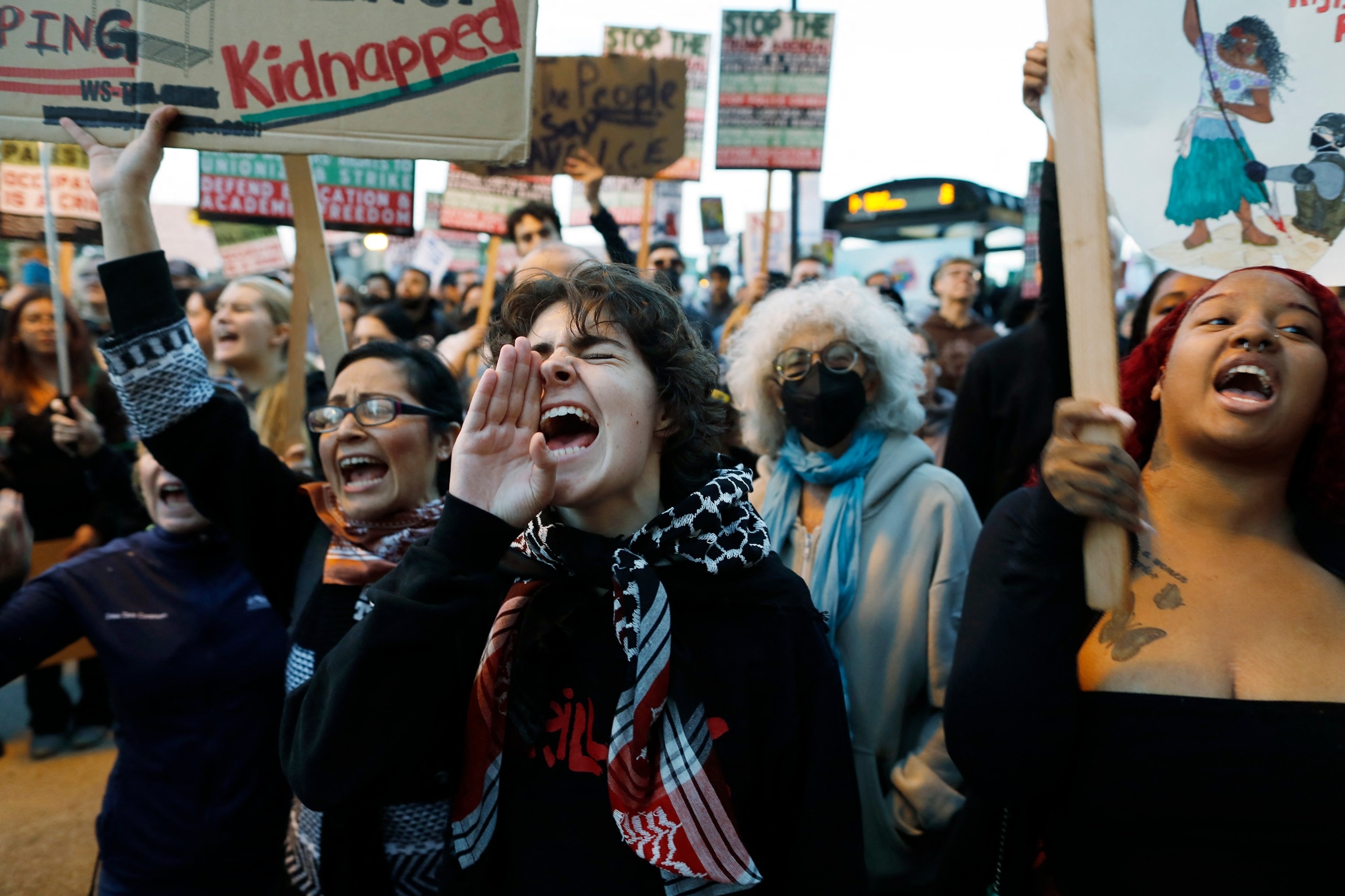 Octavio Jones/AFP via Getty Images - PHOTO: US-POLITICS-PROTEST-NATIONAL GUARD