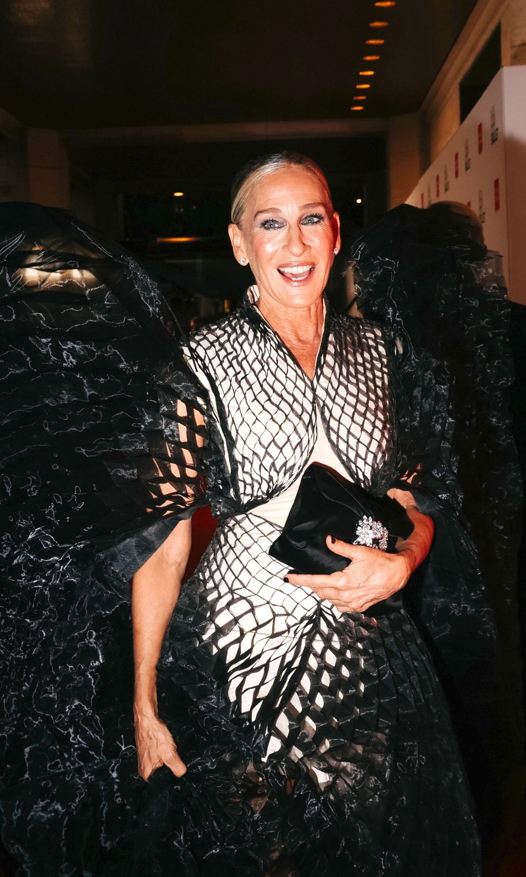 El estreno de la tercera temporada de 'And Just Like That' se convirtió en  una noche de cita llena de estrellas, con Sarah Jessica Parker, Nicole Ari Parker  y John Corbett llegando, image size:768x1280