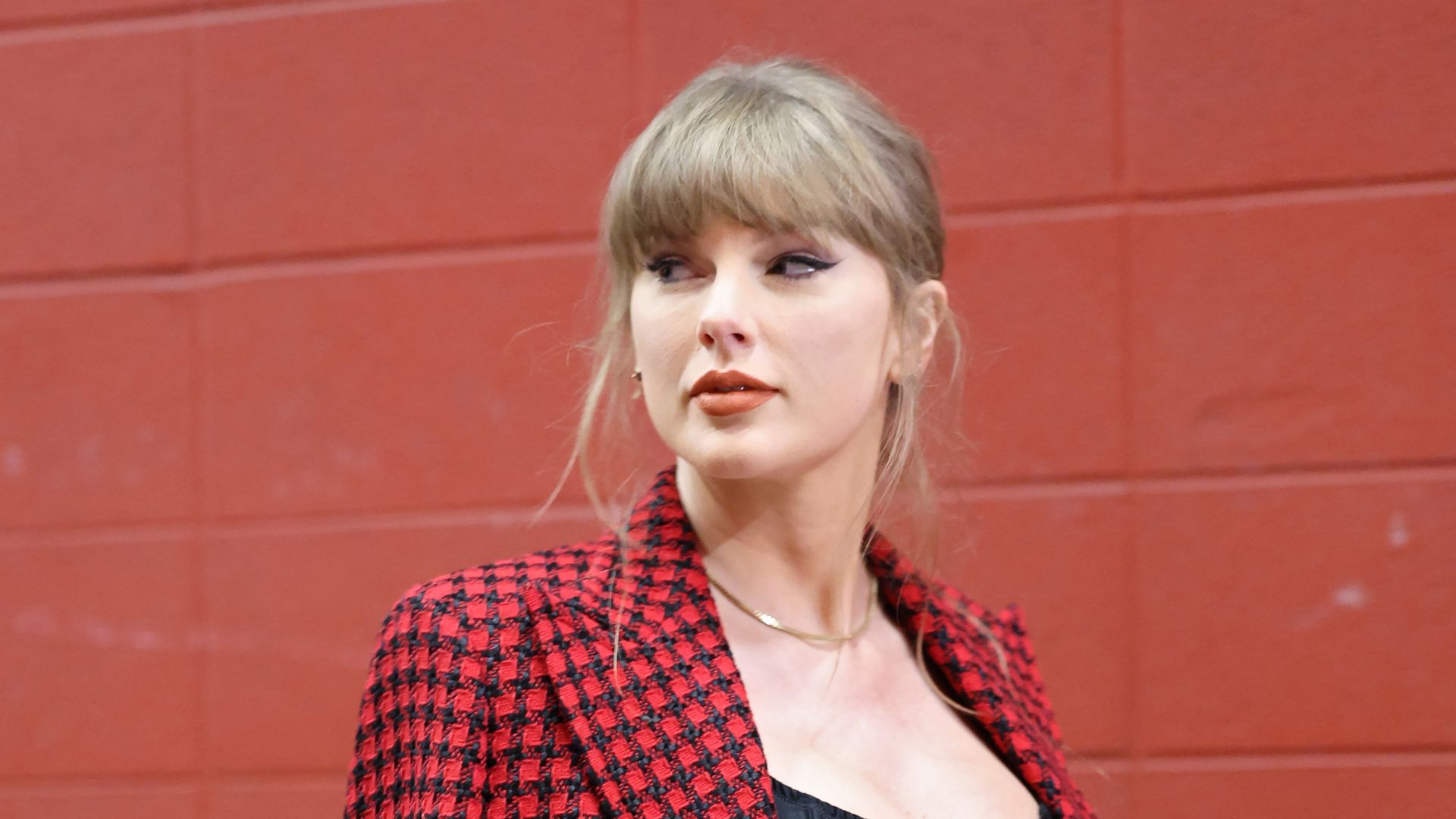 Taylor Swift showcases her tiny waist in fitted strapless look in