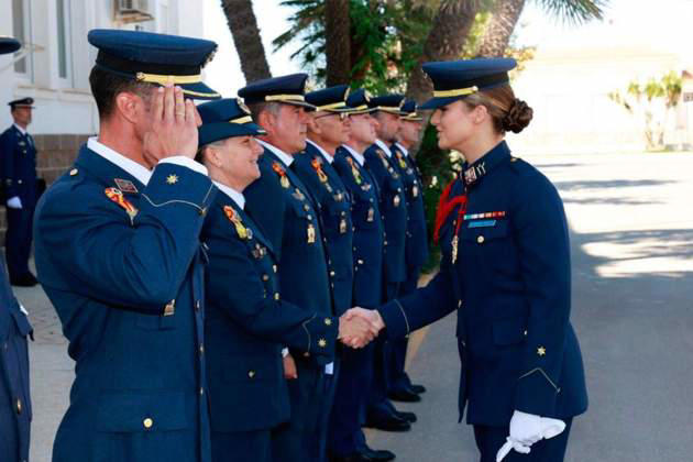 Oficiales de San Javier explican que Leonor no hace prácticamente nada
