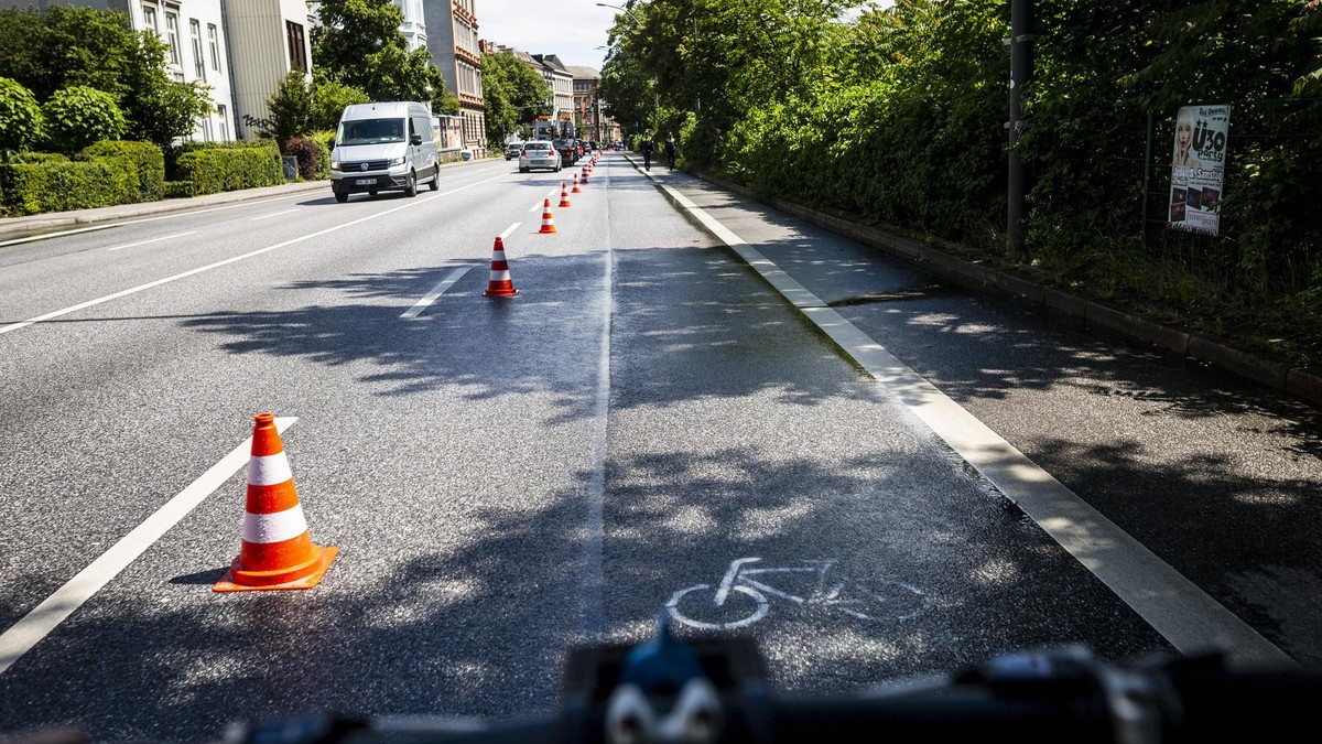 2020 hatte Greenpeace mit einem Pop-up-Radweg auf der Straße An der Verbindungsbahn für eine bessere Fahrradinfrastruktur geworben. Nach einem „Dooring“-Unfall an dieser Stelle ist die Schauspielerin Wanda Perdelwitz an ihren Verletzungen gestorben (Archivbild).
