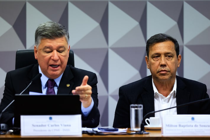 Milton Cavalo (à dir.) esteve presente na CPI do INSS poucas horas após operação da PF contra Sindnapi; defesa diz que ele não tem 'condição psicológica' para falar. Foto: Wilton Junior/Estadão