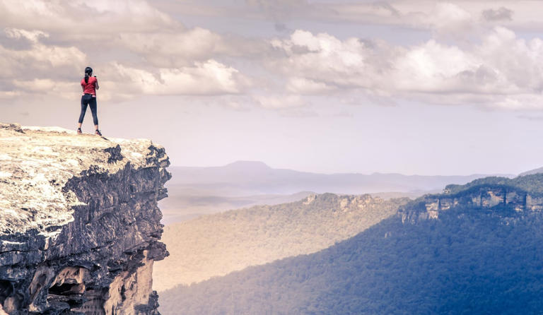 Video of Chinese Hiker Plunging to Death Goes Viral: Man Removed His ...