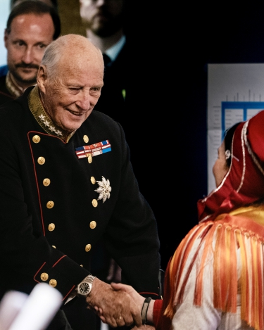 Hans Majestet Kongen hilser på Sametingspresident Silje Karine Muotka. Foto: Ola Vatn, Det kongelige hoff