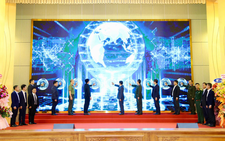 Báo điện tử Tiền Phong Các đại biểu thực hiện nghi thức ra mắt trung tâm SOC. 1