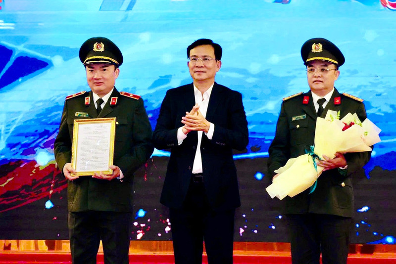 Báo điện tử Tiền Phong Chủ tịch UBND tỉnh Lâm Đồng trao quyết định chỉ định đơn vị chuyên trách về an toàn thông tin mạng của tỉnh. 1