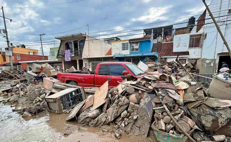 En algunas colonias el agua con lodo aún llega al metro y medio de altura, esto impide salir de las casas; aunado al olor fétido de la basura que genera malestar en los damnificados. Foto: Alhelí Salgado / EL UNIVERSAL